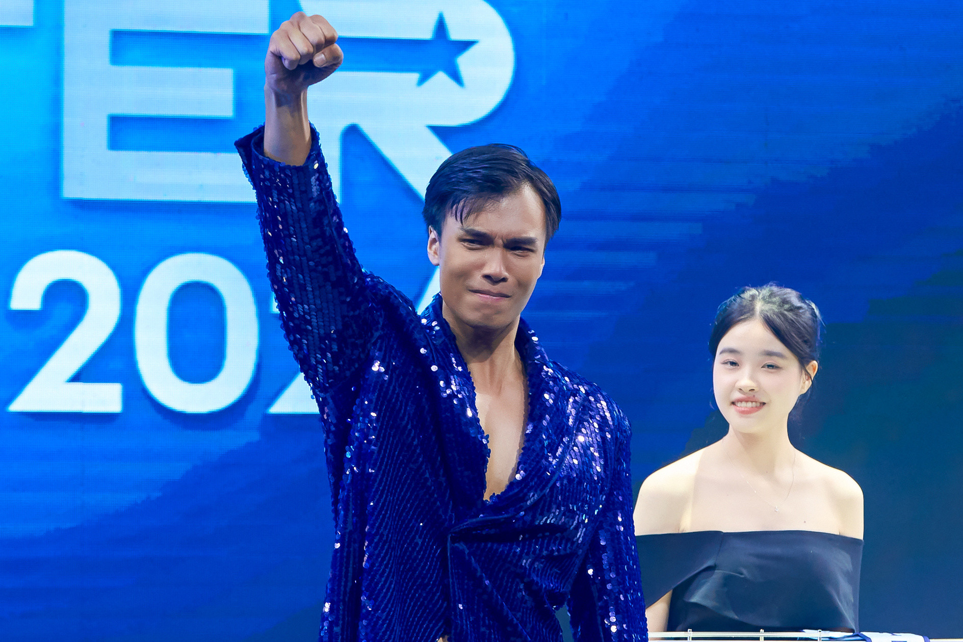 Mạnh Lân xúc động phút đăng quang. Ảnh: BTC