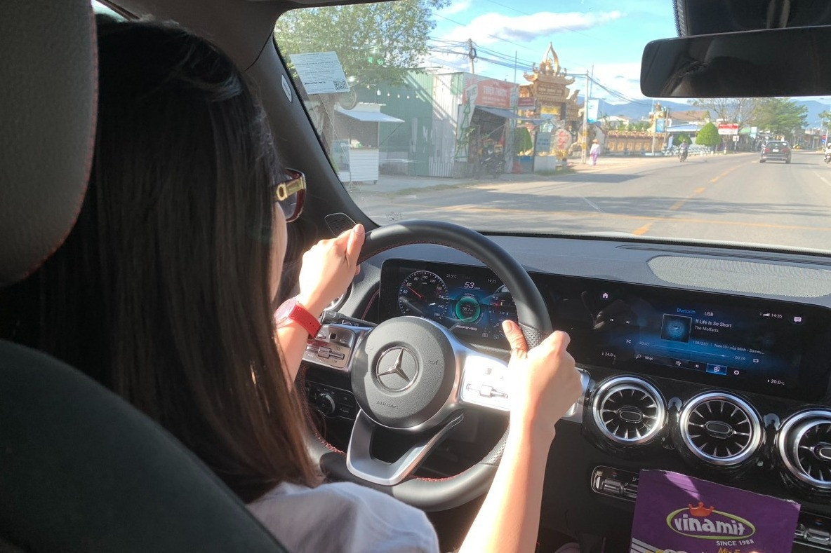 Lái xe cần quan sát đường và nên giảm tốc độ tối đa khi đi vào ổ gà, gờ giảm tốc. Ảnh: Hoàng Hiệp