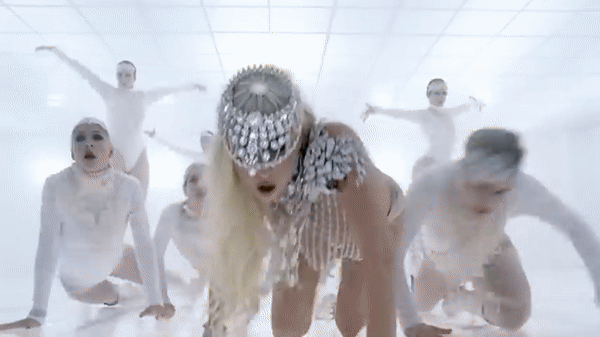 Lady Gaga cài cắm nhiều hình ảnh ẩn ý cho việc đánh đổi thân xác để có được danh vọng phù hoa.