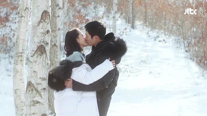 Nụ hôn ngọt ngào đầy chất thơ giữa cánh rừng tuyết của 2 diễn viên khiến khán giả “tan chảy”. (Ảnh: JBTC)
