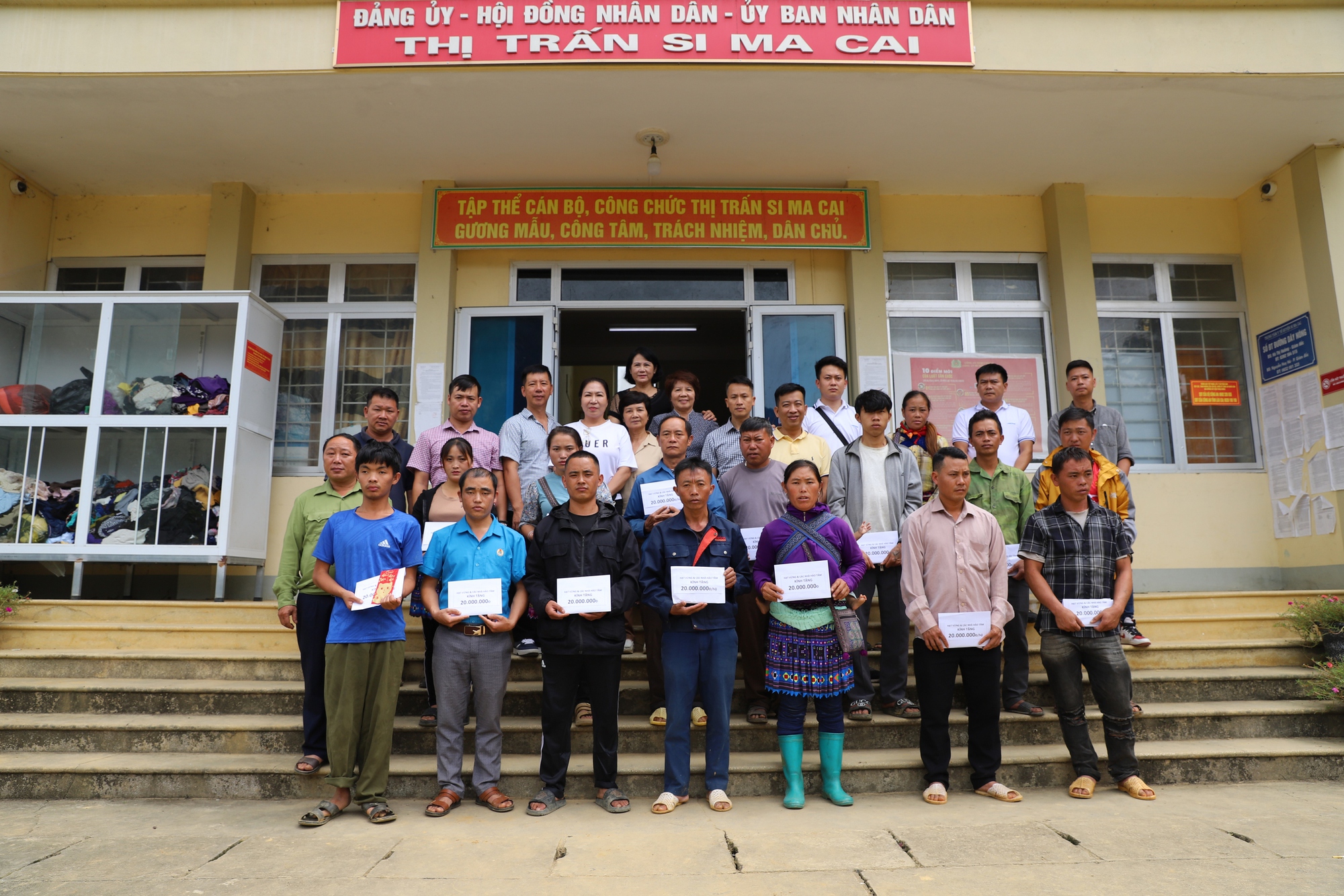 Nhóm thiện nguyện Hạt Vừng đã trao tặng mỗi ngôi nhà bị sập đổ 20 triệu đồng và mỗi người thiệt mạng 5 triệu đồng ở huyện Si Ma Cai.