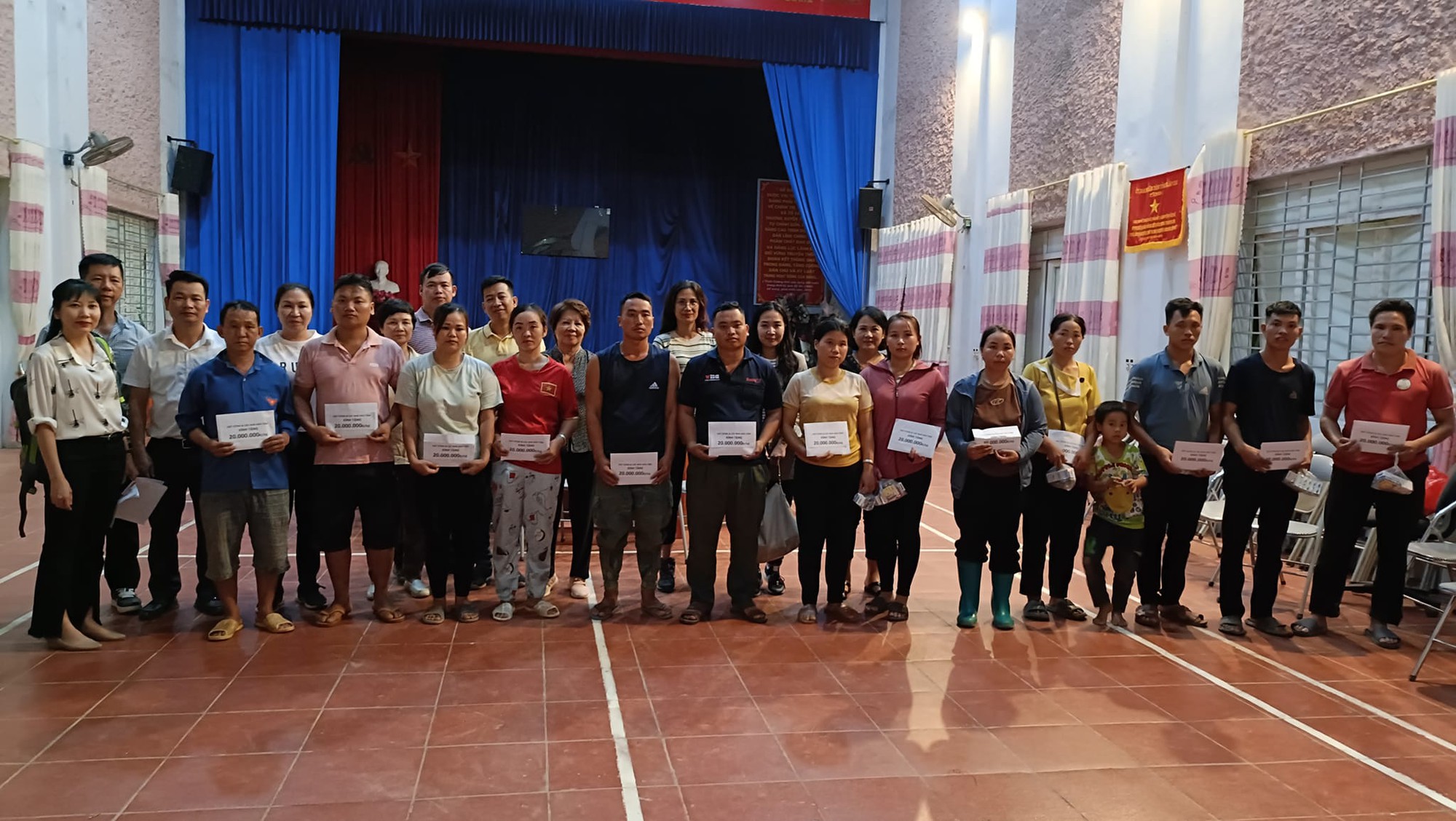 Tổng số tiền Nhóm thiện nguyện Hạt Vừng đã trao tặng bà con ở Si Ma Cai và Bắc Hà, Lào Cai là 1,265 tỉ đồng.