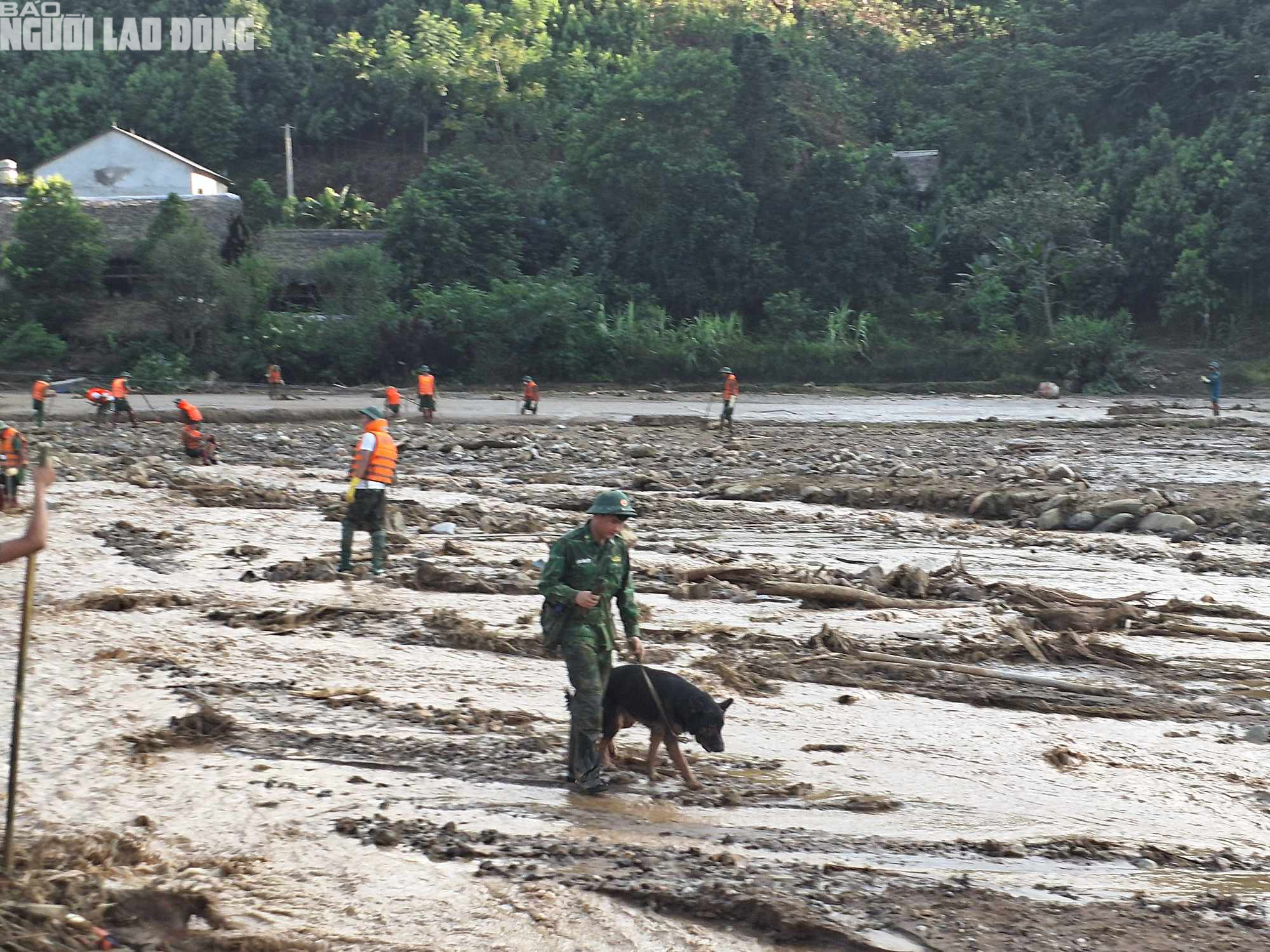 Lực lượng chức năng tìm kiếm các nạn nhân ở Làng Nủ. Ảnh: V. Duẩn