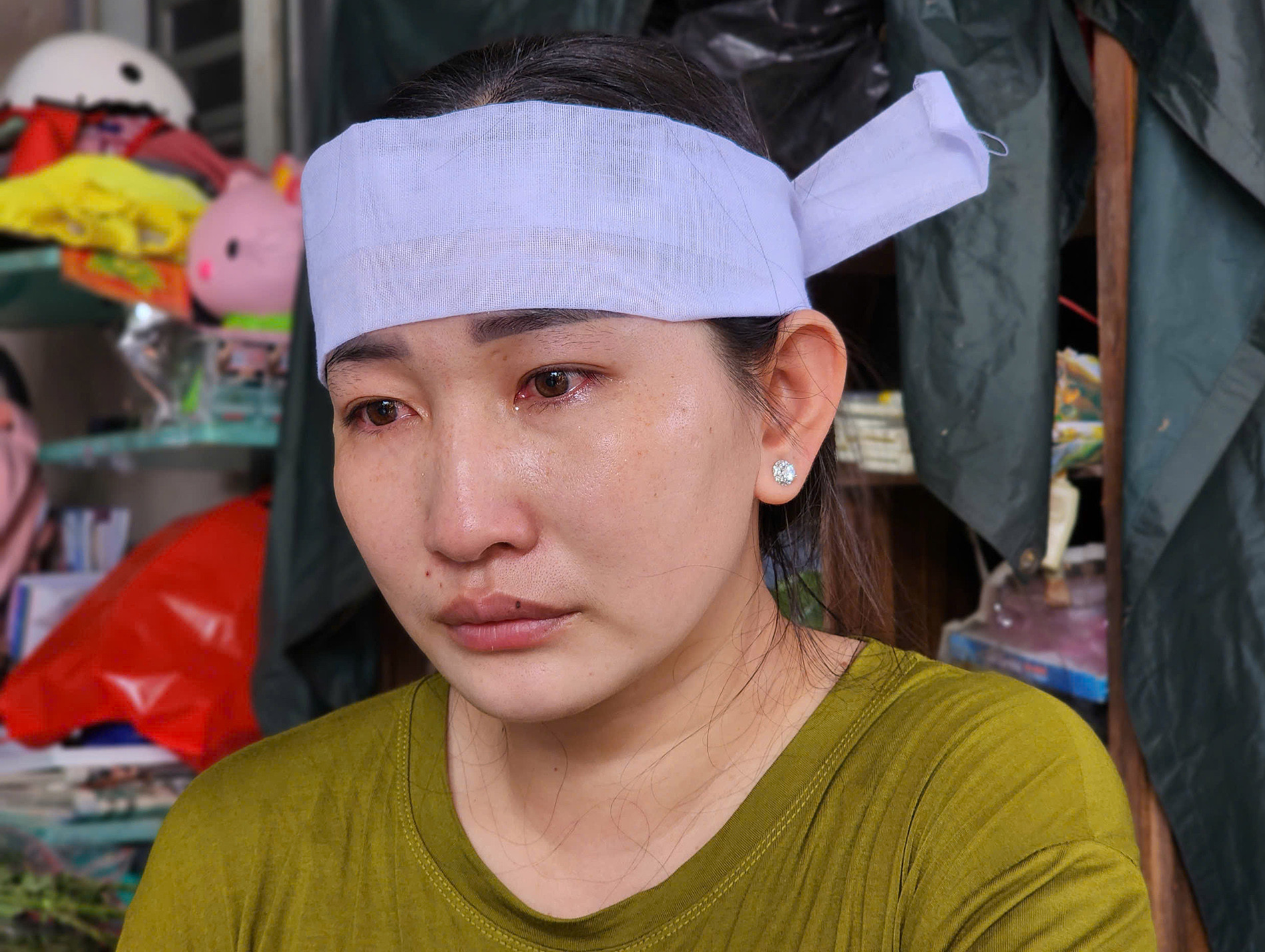 Chị Ngân mắt đỏ hoe khi nhắc về chồng. Ảnh: H.T