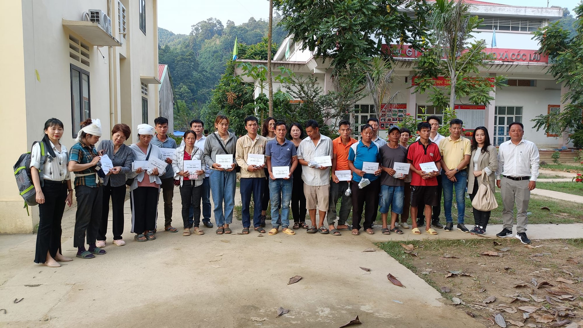 Nhóm thiện nguyện Hạt Vừng đã hỗ trợ 1,215 tỉ đồng cho đồng bào hai huyện Si Ma Cai và huyện Bắc Hà thuộc tỉnh Yên Bái. Công ty Long Giang đi cùng đoàn đã trao tặng 50 triệu đồng cho bà con.