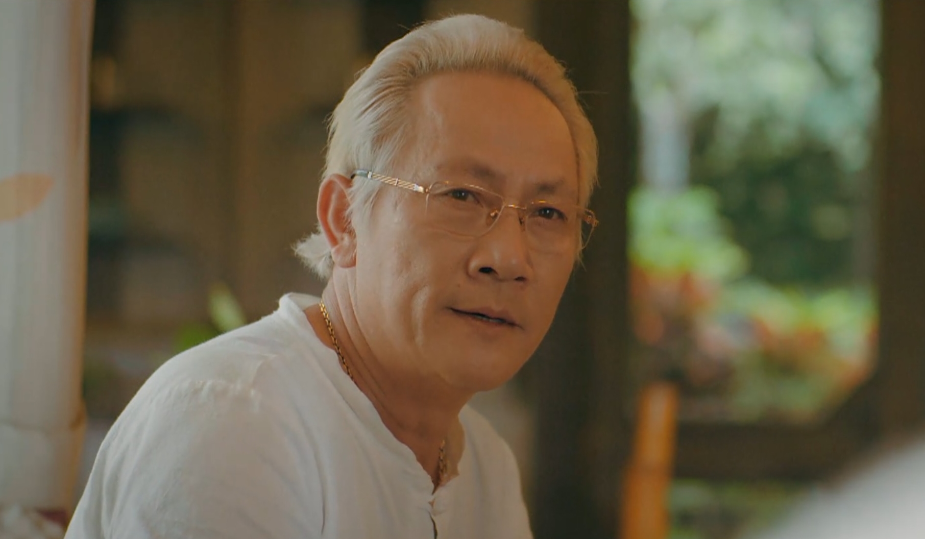 Ông trùm Lê Toàn muốn giải thích với con trai nuôi Hồng về cái chết của cha mẹ anh khi xưa