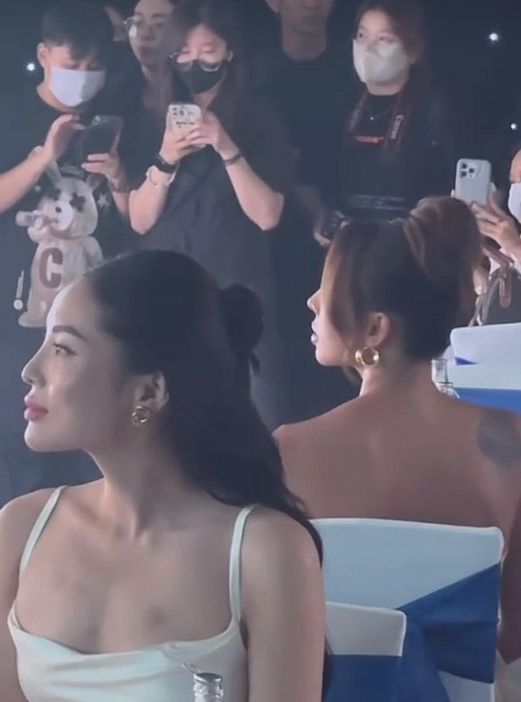 Cả hai còn được sắp ngồi đối lưng nhau tuy nhiên lại không cho nhau tương tác gì