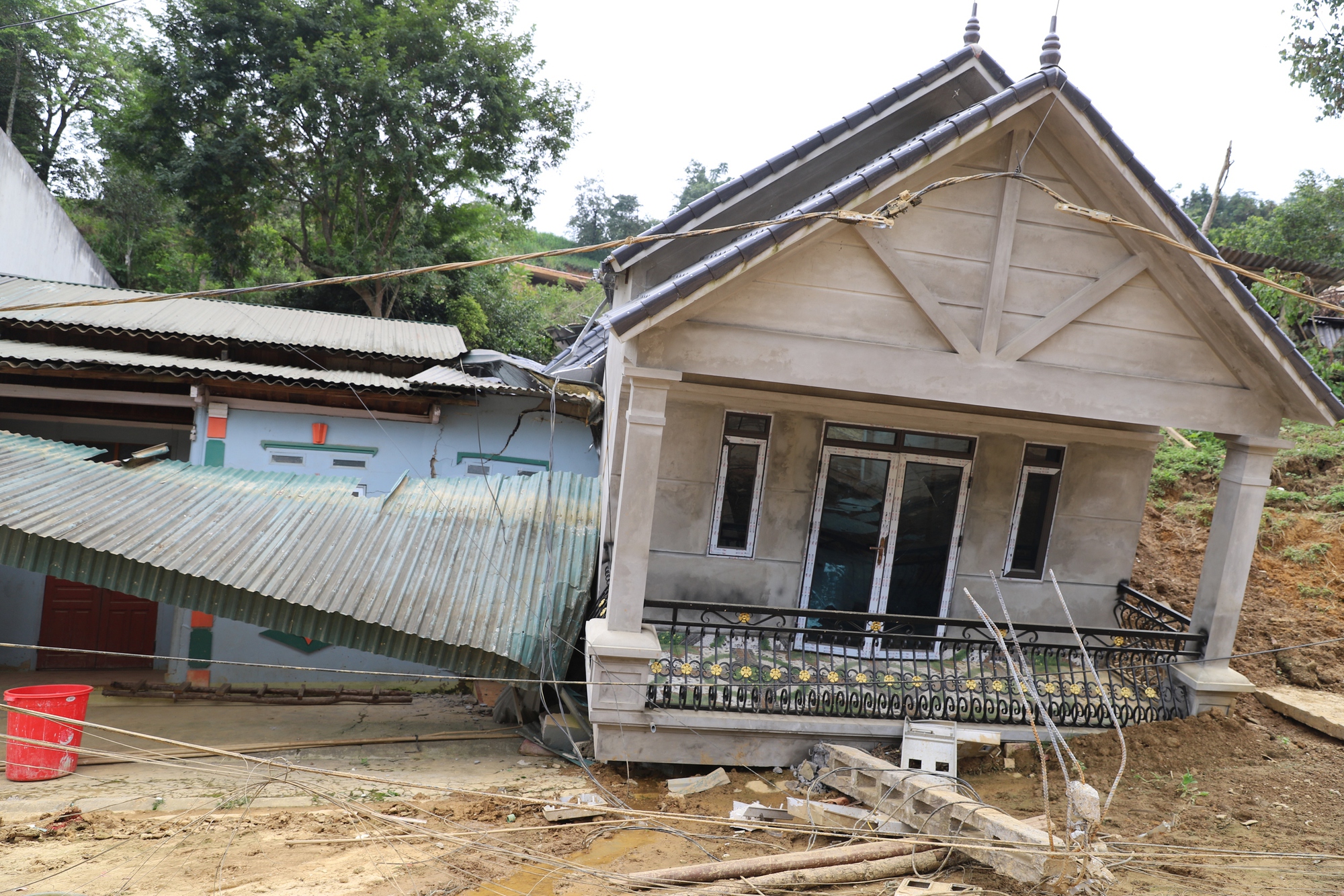 Đây là tầng 2 của ngôi nhà thuộc thị trấn Si Ma Cai. Tầng 1 của căn nhà đã không còn dấu vết, chỉ còn tầng hai trượt cách nền móng cũ khoảng 50 mét ra sát đường.