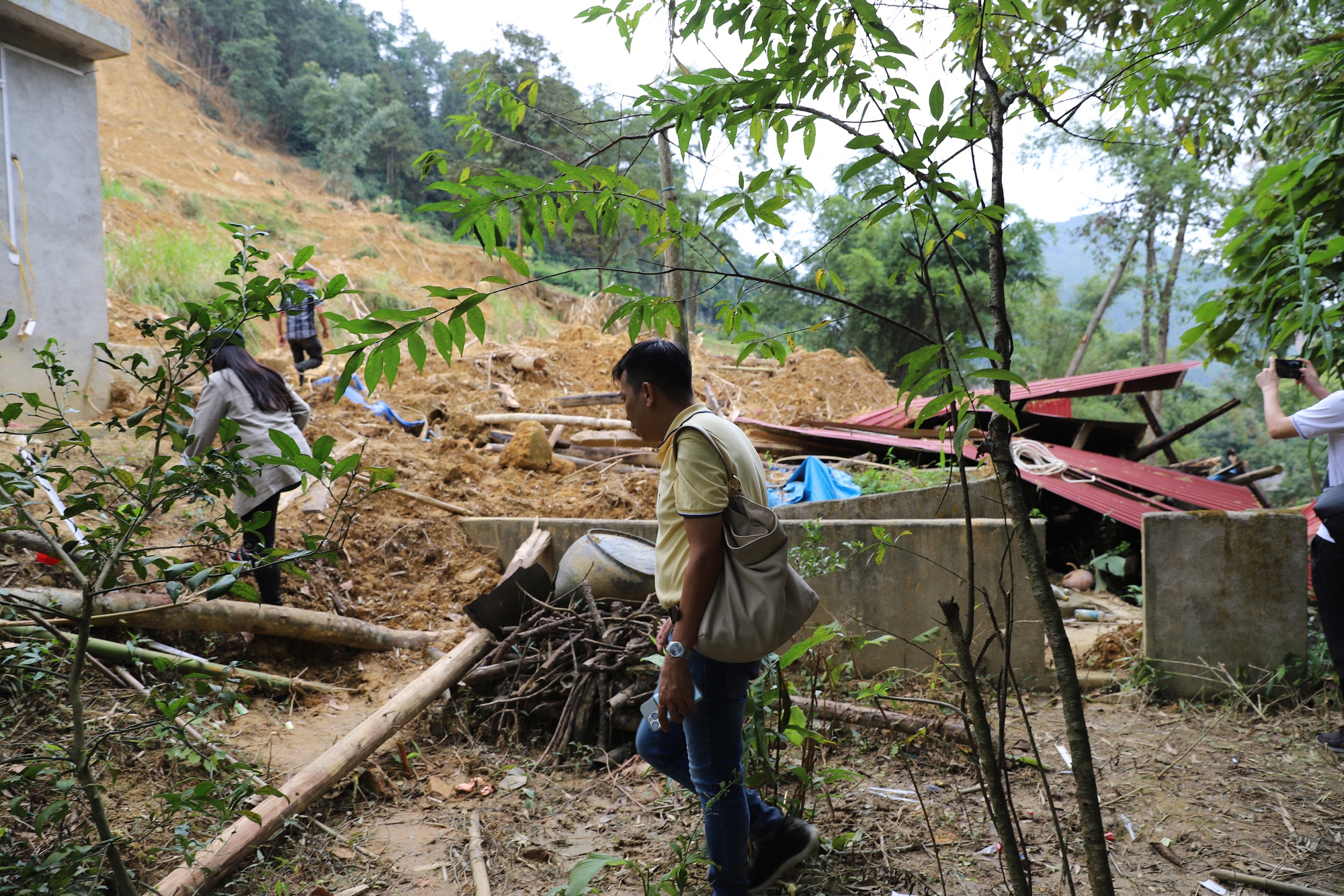 Nhà văn Hoàng Anh Tú và các thành viên Nhóm thiện nguyện Hạt Vừng đến hiện trường vụ sạt lở đất kinh hoàng ấy.