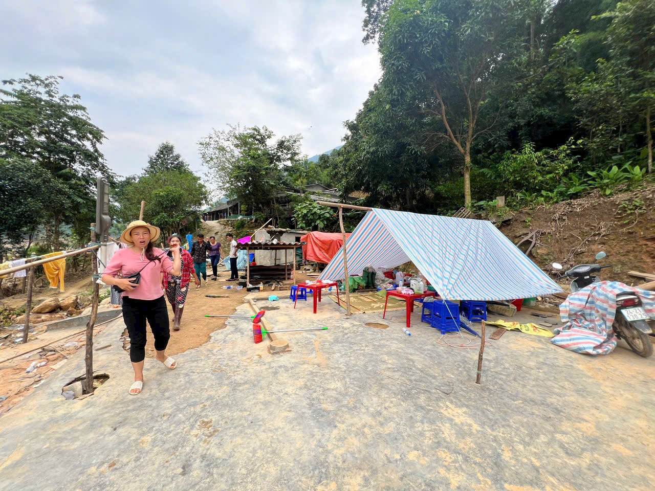 Gần 20 ngày sau trận bão lịch sử, người dân xã Cốc Lầu, huyện Bắc Hà vẫn phải sinh hoạt trong những túp lều tạm vì không có nhà để về.