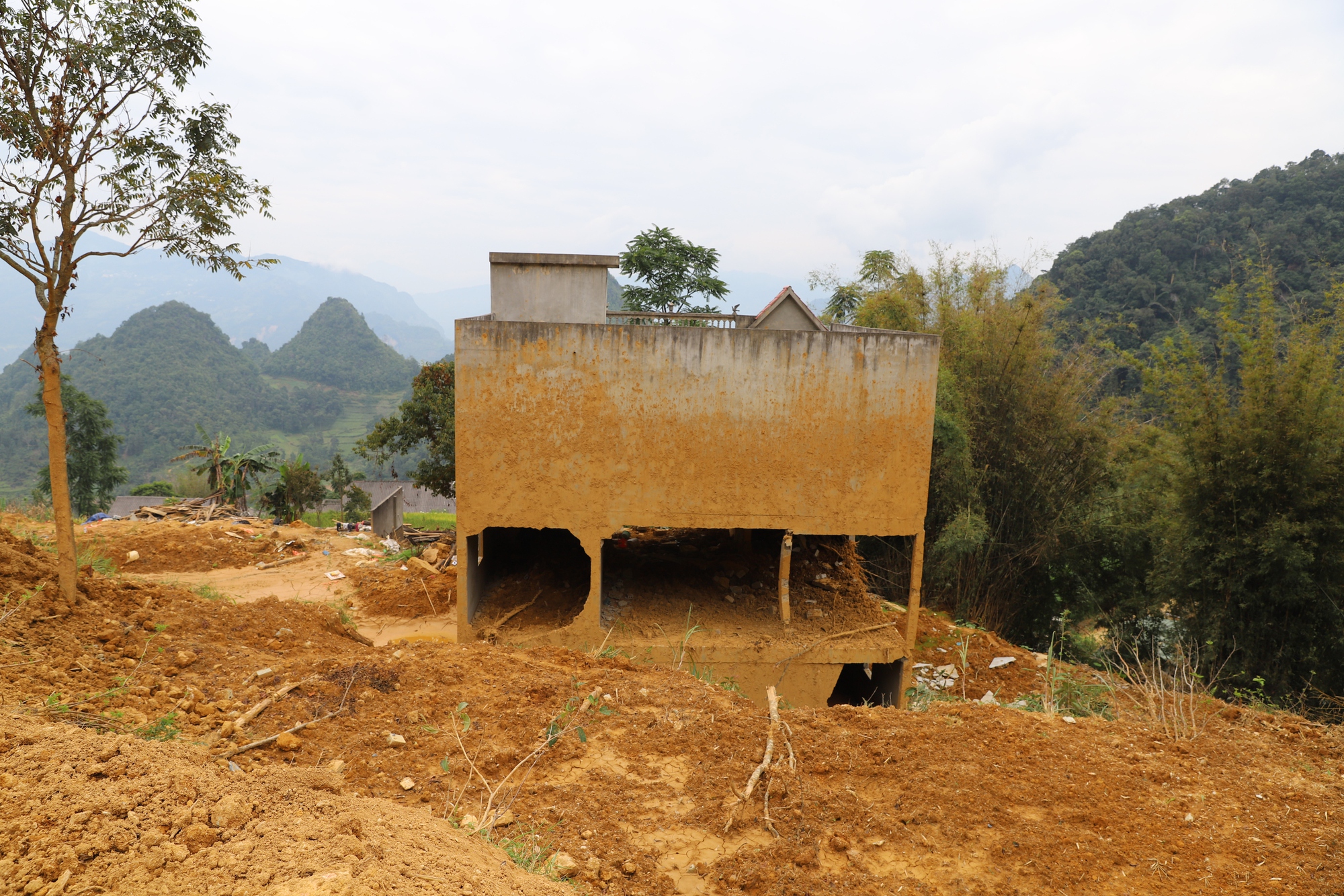 Trận sát lở đất đã khiến một ngôi nhà gỗ, một nhà cấp 4 và một ngôi nhà ba tầng kiên cố của gia đình anh Cư Seo Vảng hư hỏng hoàn toàn.