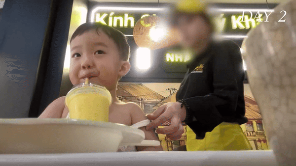 Nữ nhân viên kéo áo lên cho Taeha