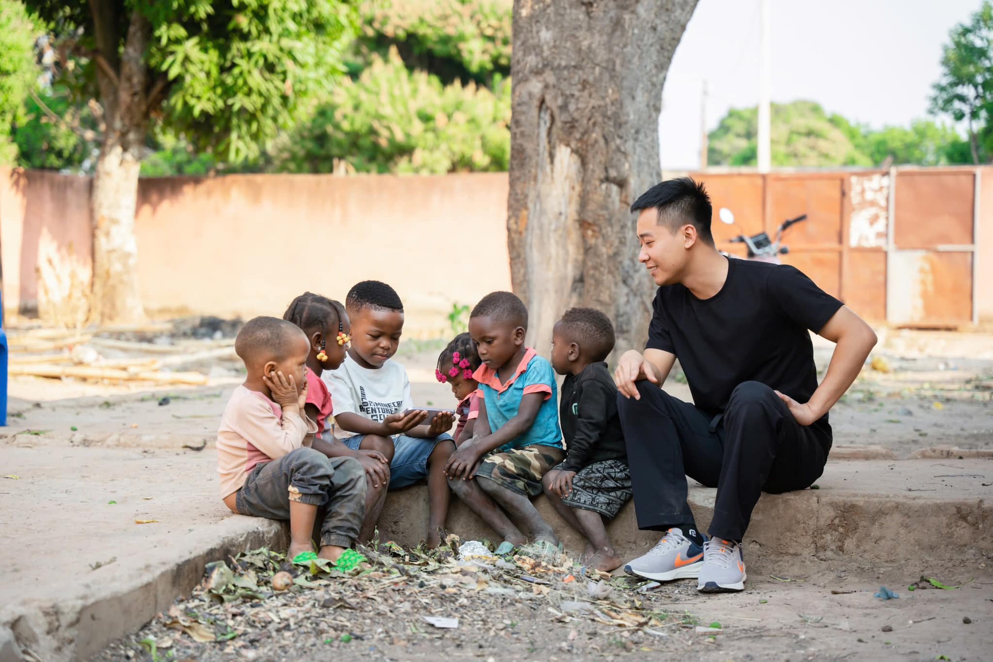 Quang Linh thu hút với các video về cuộc sống tại Châu Phi.