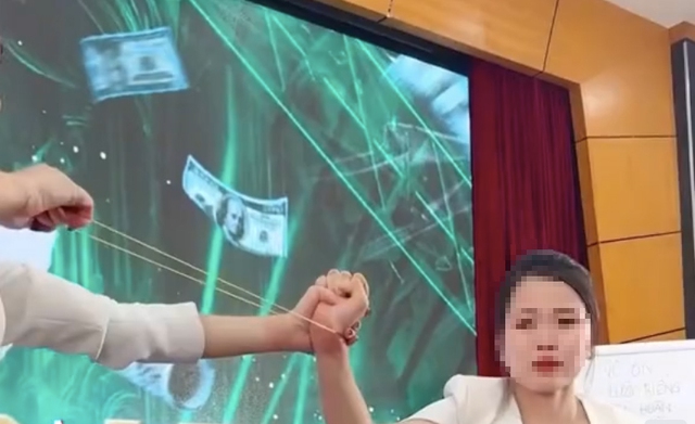 Búng dây chun, giẫm lên hoa hồng là “chiêu trò” thao túng tâm lý người tham gia. Ảnh: Chụp từ màn hình