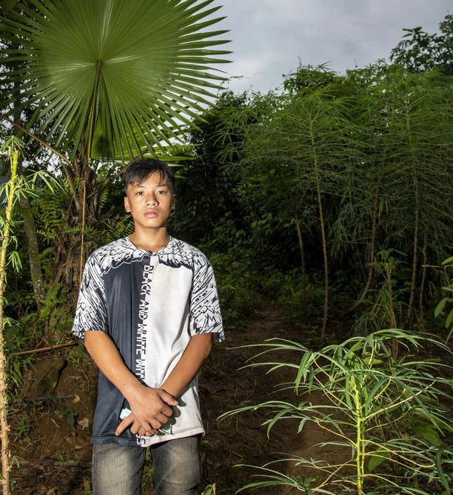 Cậu học sinh Ma Trường Quyền nhìn ra bờ suối, nhớ bạn. Ảnh: Văn Chương