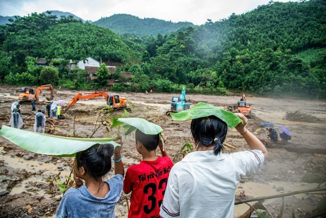 Ngày cuối tuần, các em học sinh lại ra suối chờ tin tìm người thân. Ảnh: Văn Chương