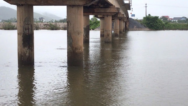 Mặc dù cầu yếu nhưng xe tải nặng vẫn thường xuyên qua lại trên cầu.