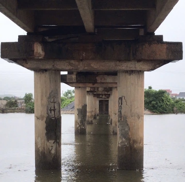 Các trụ cầu bị bong tróc bung cả sắt thép ra ngoài.