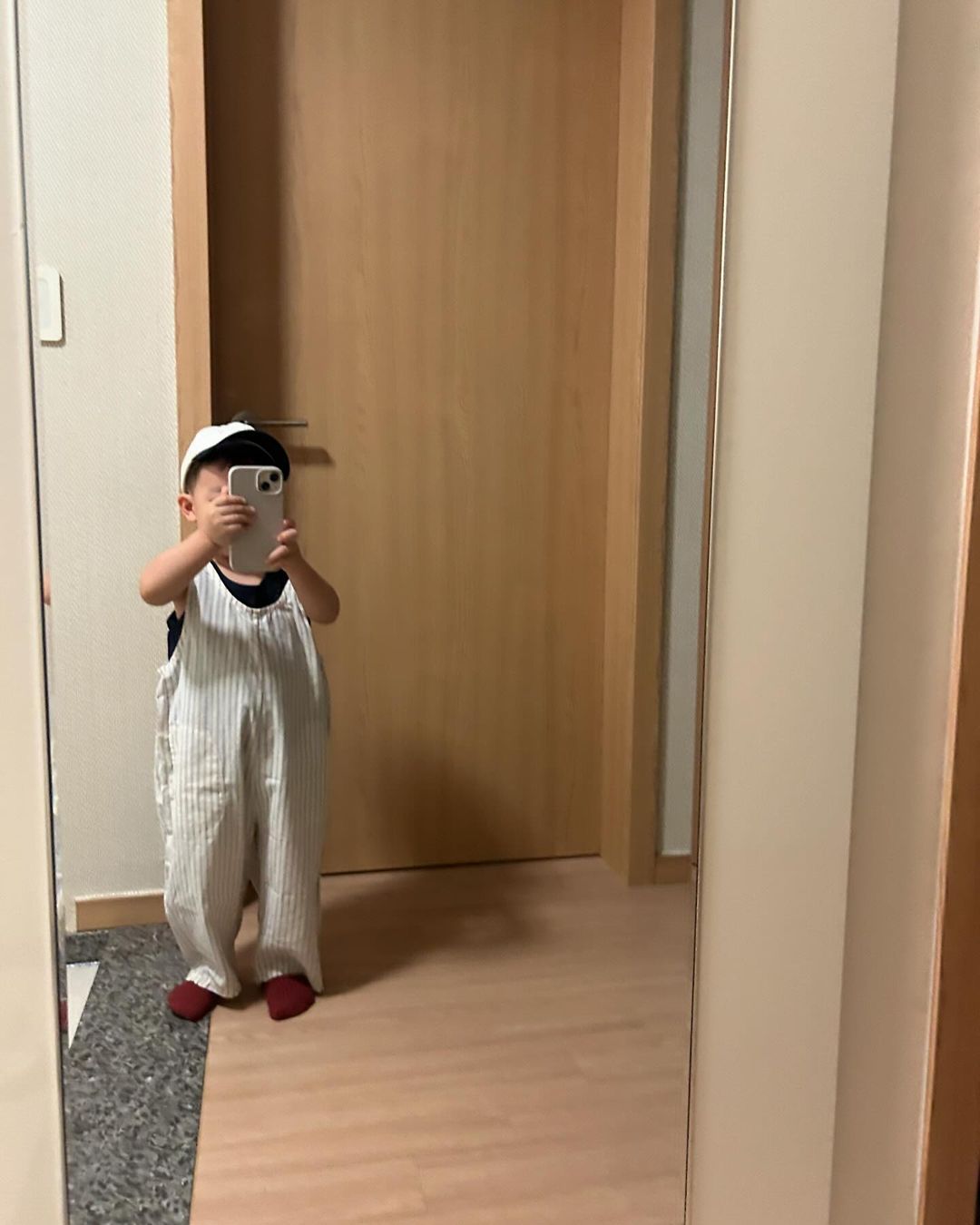 Em bé tự check-in khoe outfit hàng ngày