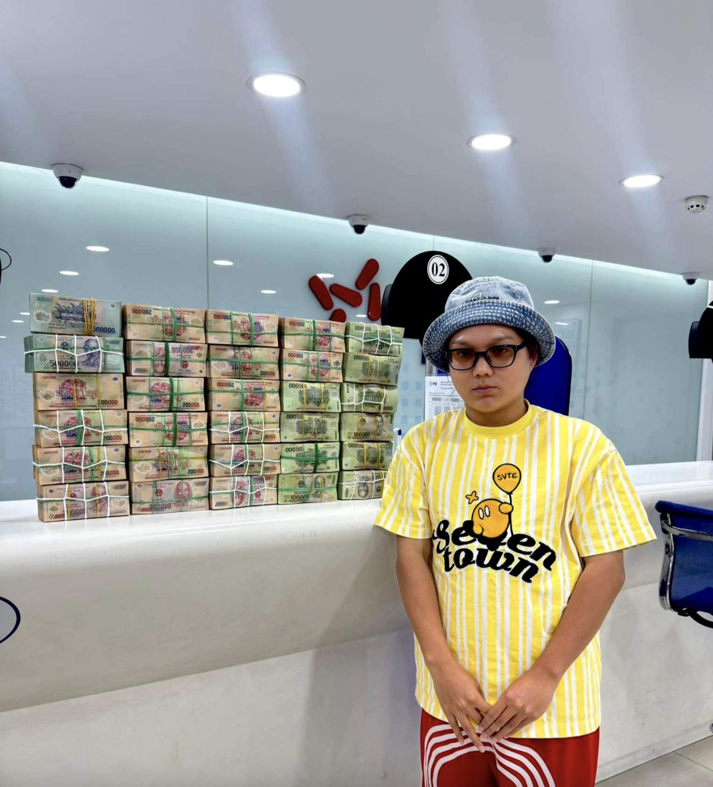 Phạm Thoại cầm thêm 5 tỷ đồng tiền mặt đi giúp đỡ bà con.