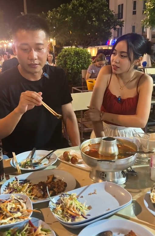 Tương tác dễ thương của cặp đôi trong clip Quang Linh đến Lào và thử các món ăn tại đây do Maysa giới thiệu. Nguồn: maysaa.ptbs.