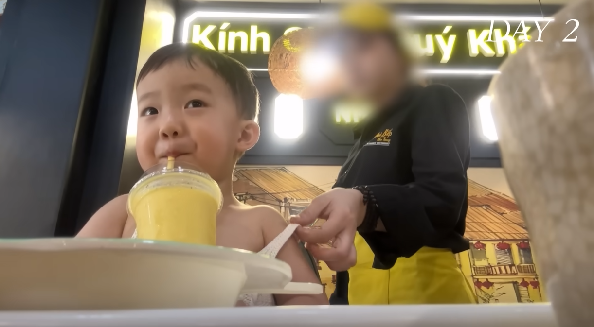 Nữ nhân viên kéo dây áo cho Taeha mà không chạm vào người