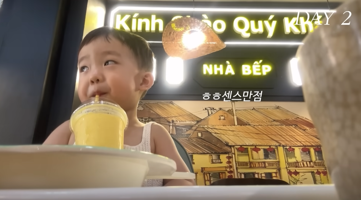 Em bé không hề hay biết vẫn vô tư uống nước