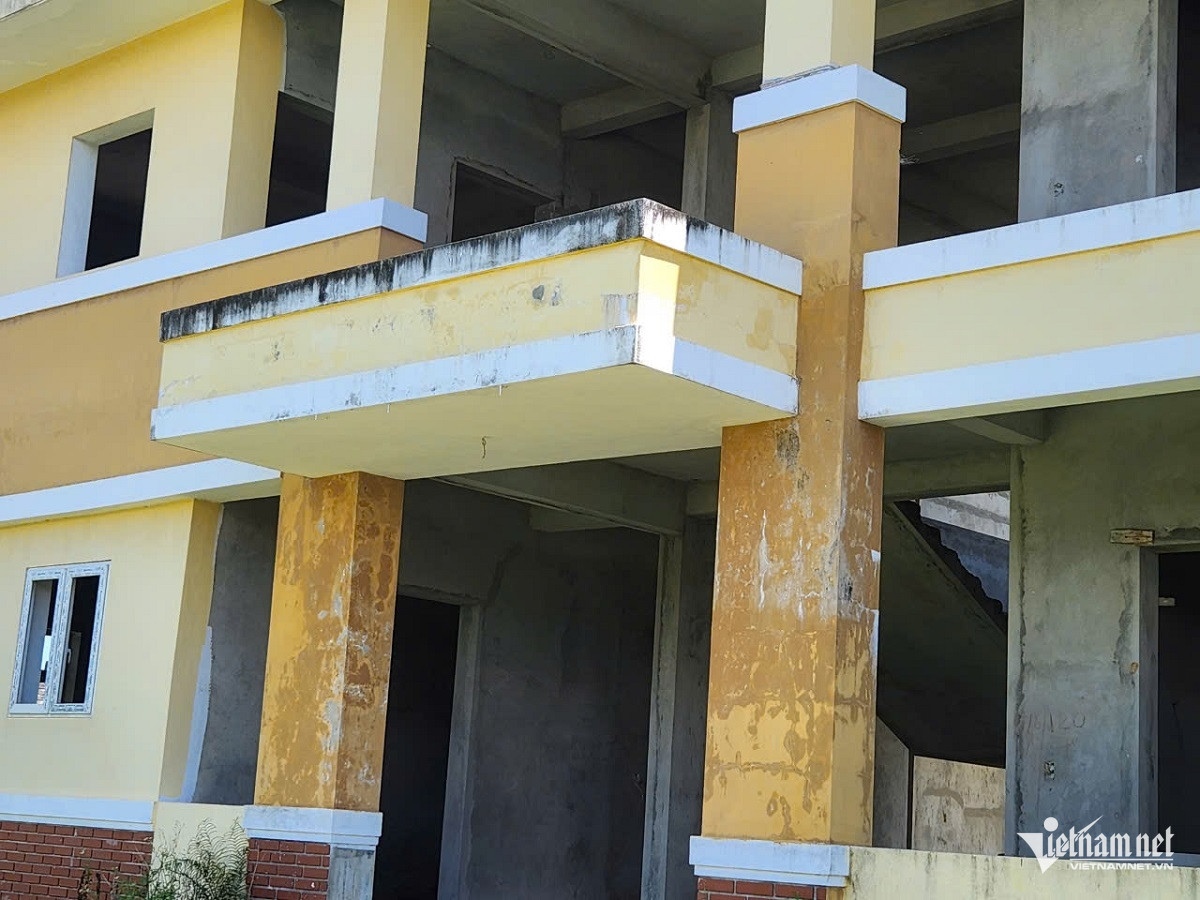 Nhiều vị trí xây dựng do bỏ hoang lâu ngày đã có hiện tượng xuống cấp, ẩm mốc. Ảnh: Hải Sâm