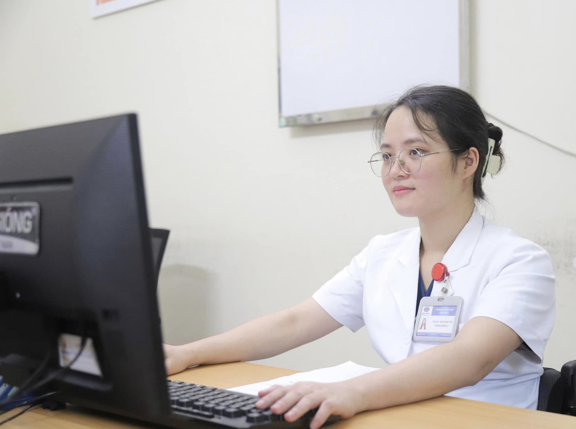 Bác sỹ Hoàng Minh Lý tại nơi làm việc.