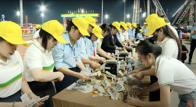 Số tiền trong các thùng quyên góp được kiểm đếm trực tiếp tại chỗ và được livestream trực tiếp cho mọi người theo dõi