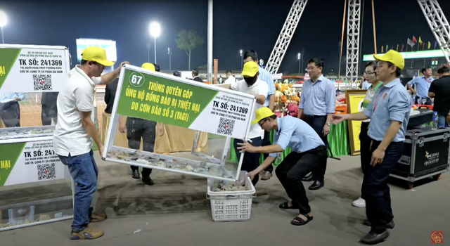 Trong khuôn viên Khu du lịch Đại Nam có đặt các thùng để người dân tới đây có thể quyên góp cho người dân ảnh hưởng bởi thiên tai.