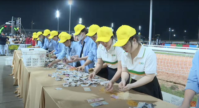 Đại diện ban lãnh đạo công ty Đại Nam trực tiếp kiểm đếm với sự hỗ trợ của đại diện ngân hàng 