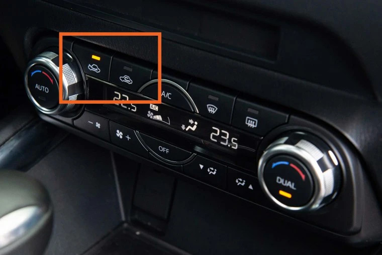 Nút lấy gió ngoài trên cụm điều khiển điều hòa thường có ký hiệu mũi tên đi thẳng, còn lấy gió trong có ký hiệu mũi tên 