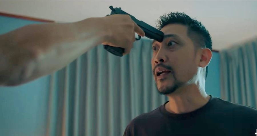 Ông trùm bị chĩa súng vào đầu.