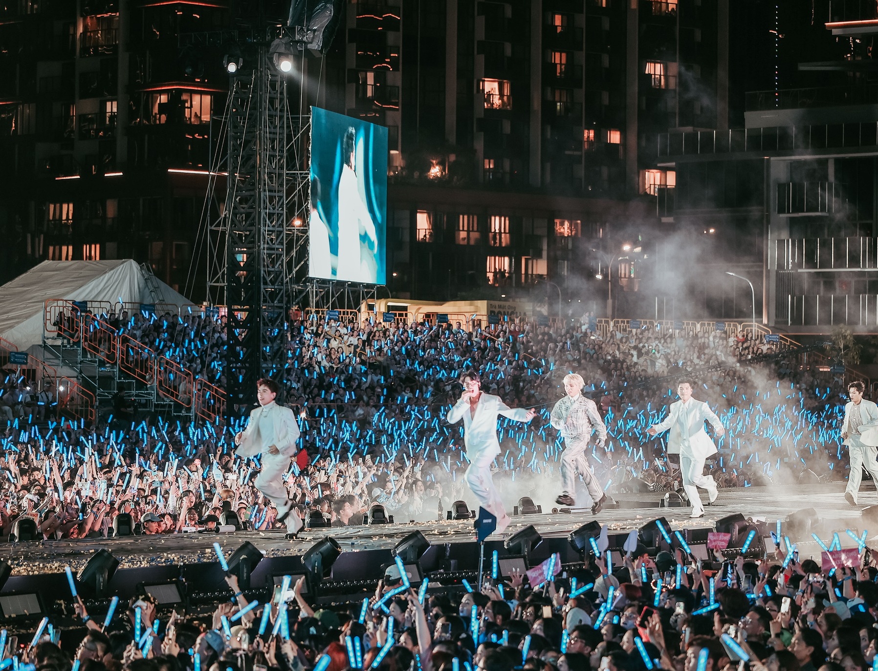 Nay còn nâng cấp hơn với các concert anh trai