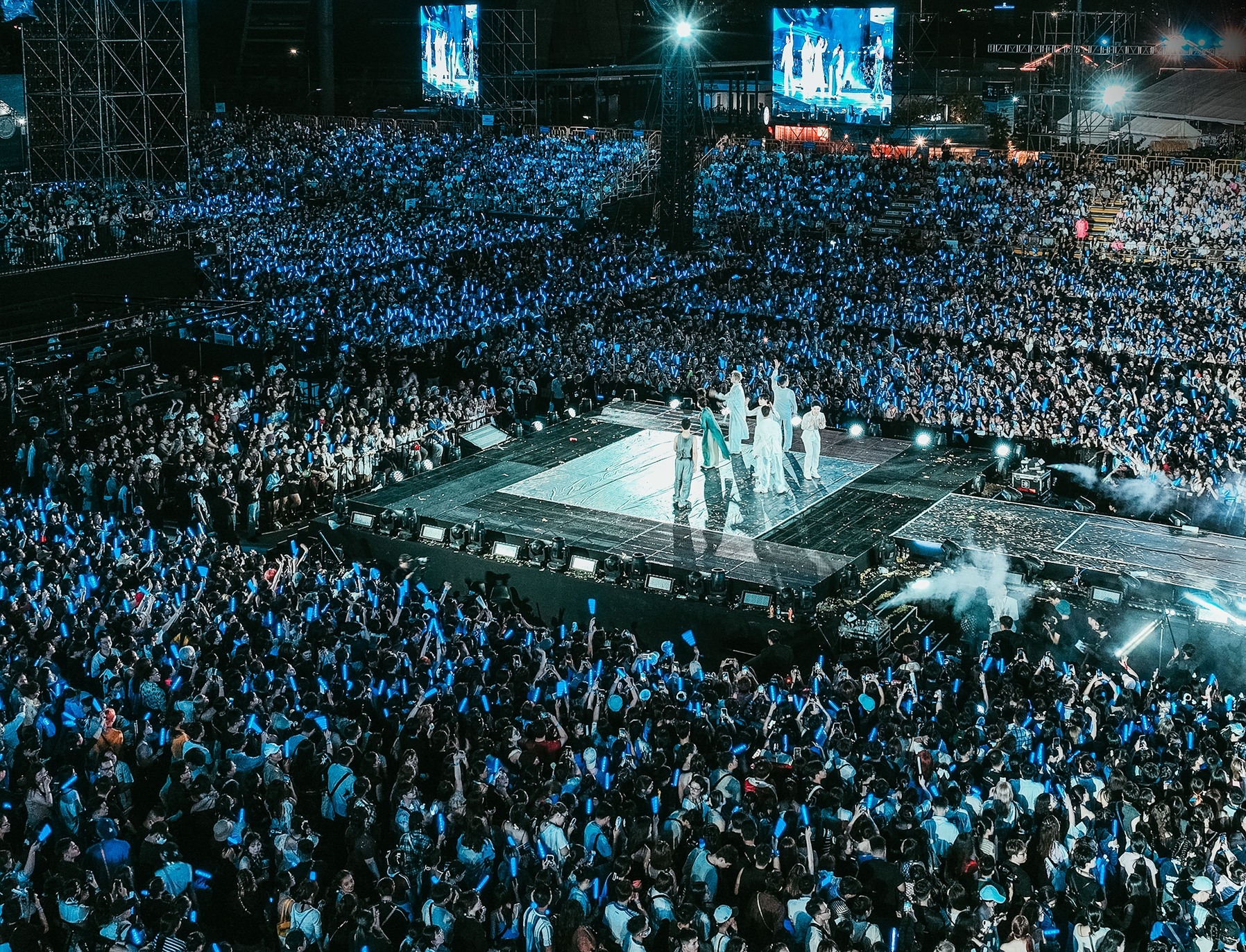 Lần đầu Việt Nam tổ chức thành công 1 đêm diễn với nhiều nhóm nhạc trẻ, biểu diễn bùng nổ và thu hút nhiều khán giả tham dự đến thế