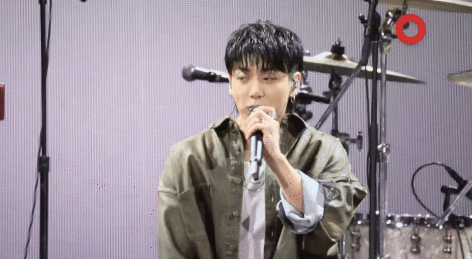 Em út nhóm nhạc toàn cầu hát live 100% với ban nhạc