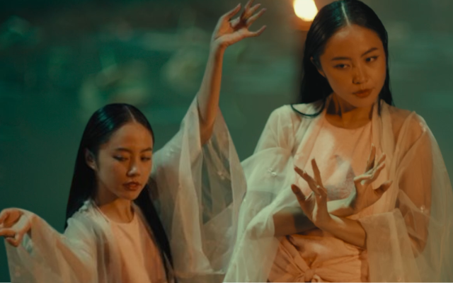 Cám đầy ma mị, cuốn hút trong phân cảnh múa điệu múa của quỷ thần này.