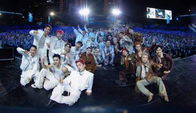 Đêm nhạc hội của 30 anh trai đã thu hút hơn 20.000 khán giả.