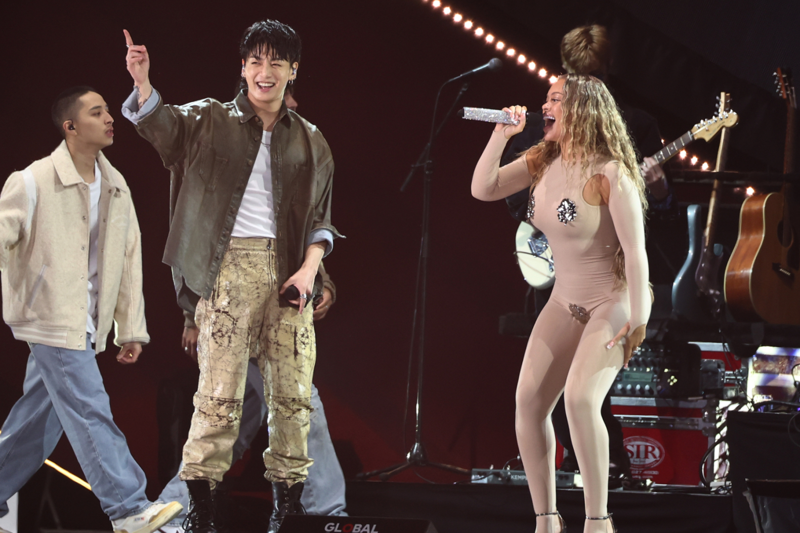 Cùng 1 sân khấu, nhưng phản ứng dành cho Jung Kook