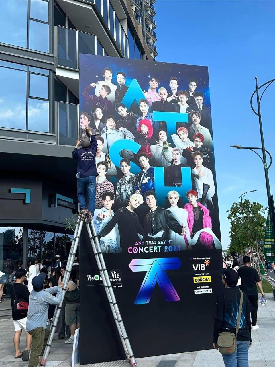 Poster in thiếu ảnh nghệ sĩ Công Dương, cách xử lý phút chót khiến fan phẫn nộ