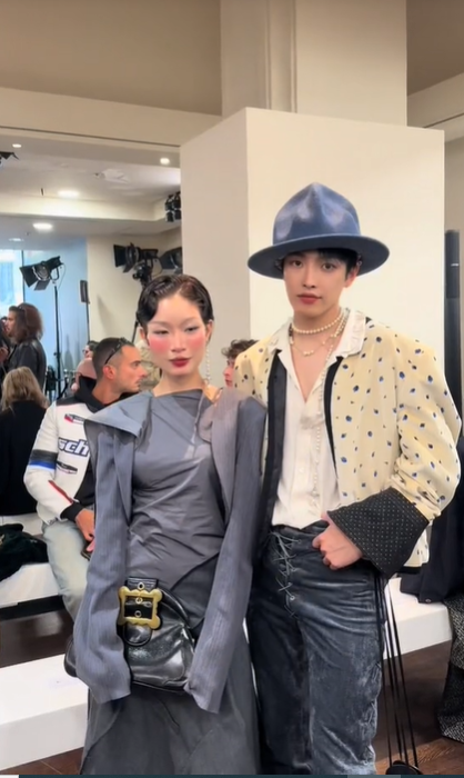 Và trò chuyện thân thiết với HongJoong (ATEEZ).