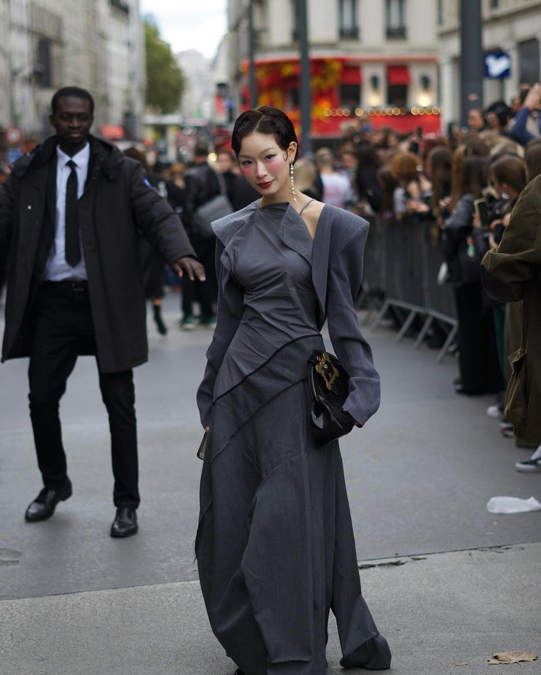 Mỹ nhân Gen Z tự làm tóc, trang điểm vẫn cực chỉn chu, thu hút sự chú ý của truyền thông.