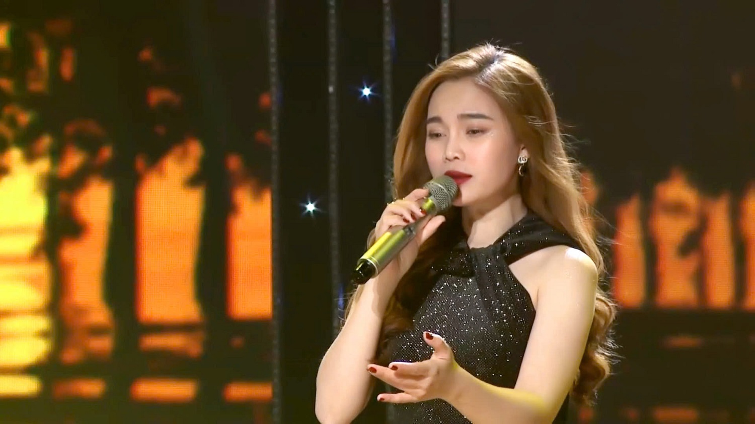 Giang Hồng Ngọc sở hữu giọng hát ngọt ngào, đằm thắm và truyền cảm.