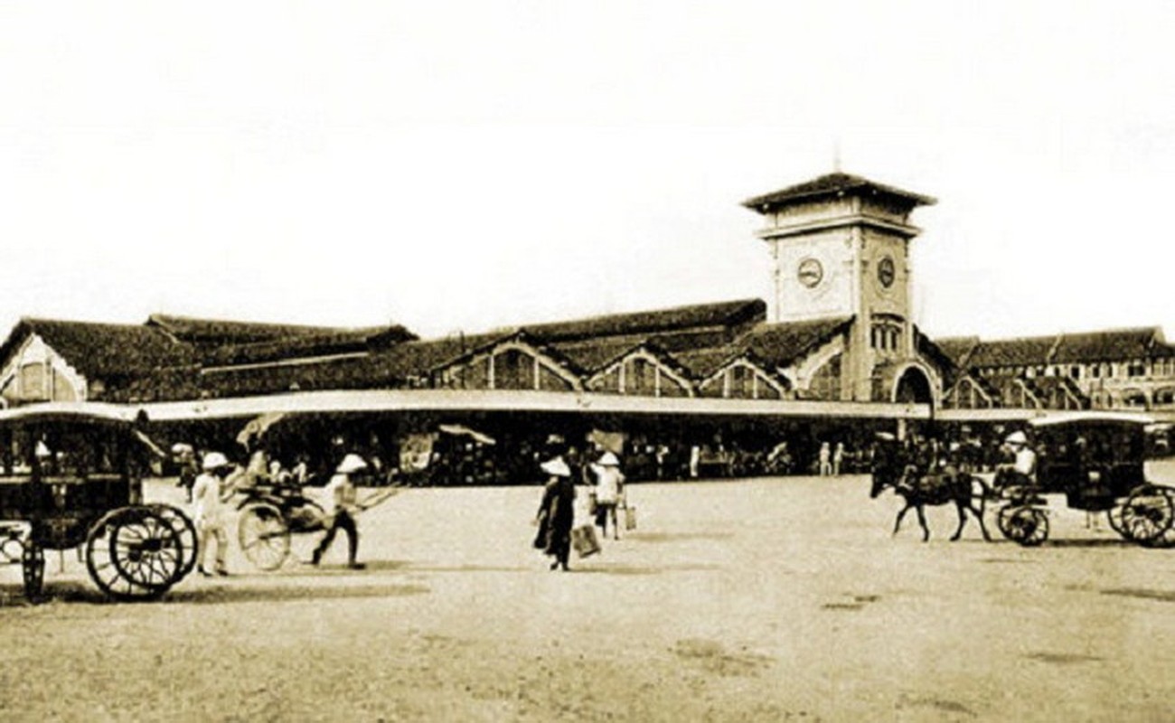 Kể từ khi khánh thành cho đến nay, chợ Bến Thành đã hoạt động liên tục hơn 100 năm. Vào năm 1985, chợ được cải tạo và sửa chữa lớn, nhưng kiến trúc cơ bản được giữ nguyên. Ảnh: Public domain.