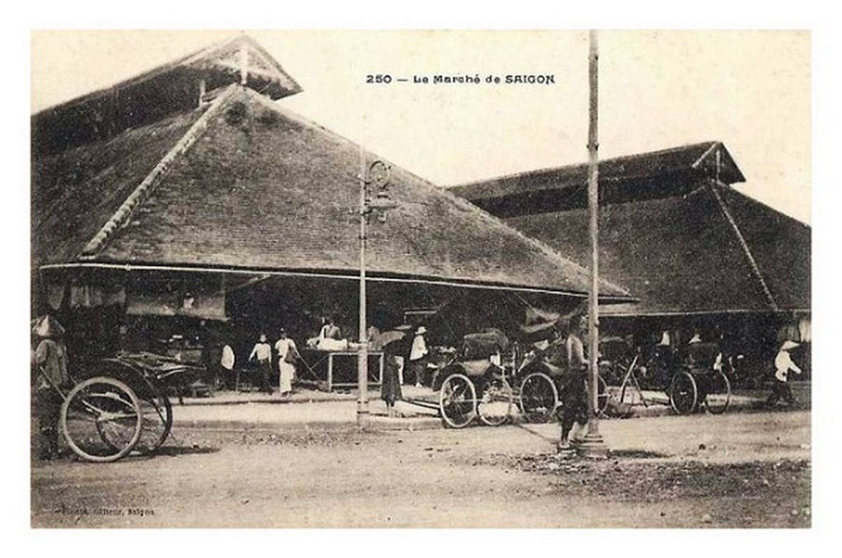 Cận cảnh dãy nhà lồng của chợ Bến Thành cũ. Sau nhiều thập niên tồn tại, khoảng giữa năm 1911, ngôi chợ đã xuống cấp nghiêm trọng. Một khu chợ mới được xây dựng để thay thế khu chợ ọp ẹp này. Ảnh: Public domain.