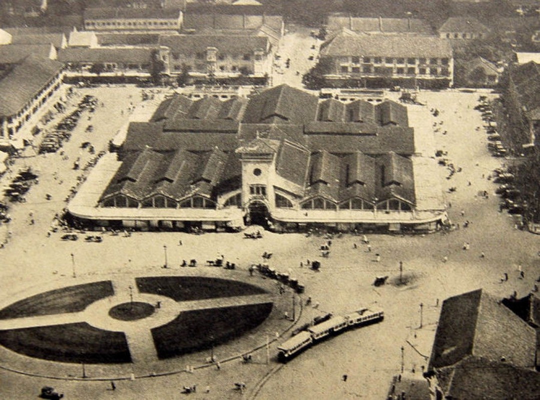 Toàn cảnh chợ Bến Thành mới (chợ Bến Thành hiện tại) nhìn từ không trung, Sài Gòn đầu thế kỷ 20. Khu chợ này nằm gần ga xe lửa Mỹ Tho (sau này là Bến xe Sài Gòn). Ảnh: Public domain.