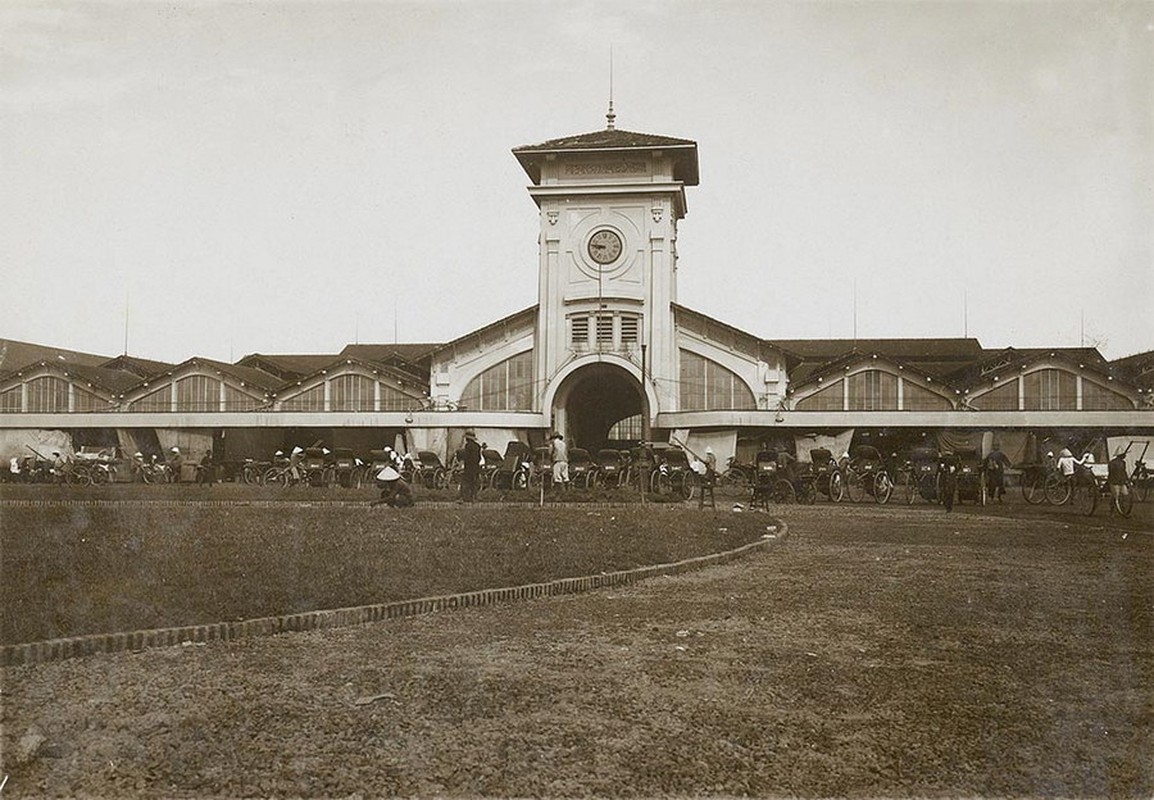 Mặt tiền là Place Cuniac, Mặt Bắc là Rue d’Espagne, Đông là rue Víenot, và Tây là rue Schroeder. Ngay nay là Quảng trường Quách Thị Trang và các đường Lê Thánh Tôn, Phan Bội Châu, Phan Châu Trinh. Ảnh: Public domain.