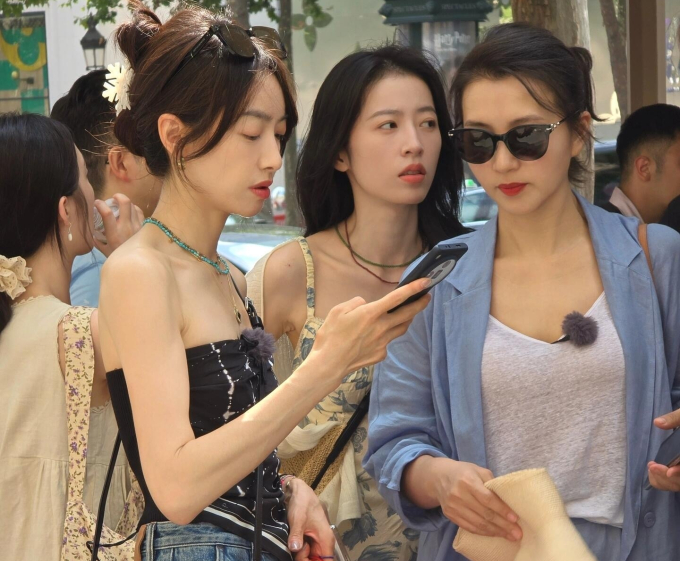 Châu Vũ Đồng (đứng giữa) và Trần Hảo (bên phải) cùng tham gia show