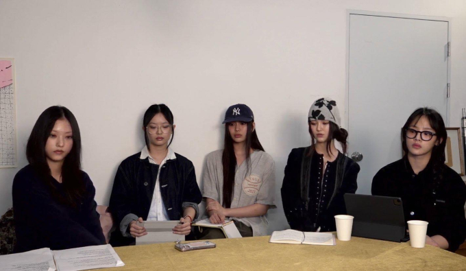 Buổi livestream không được báo trước của NewJeans gây xôn xao khắp cõi mạng.